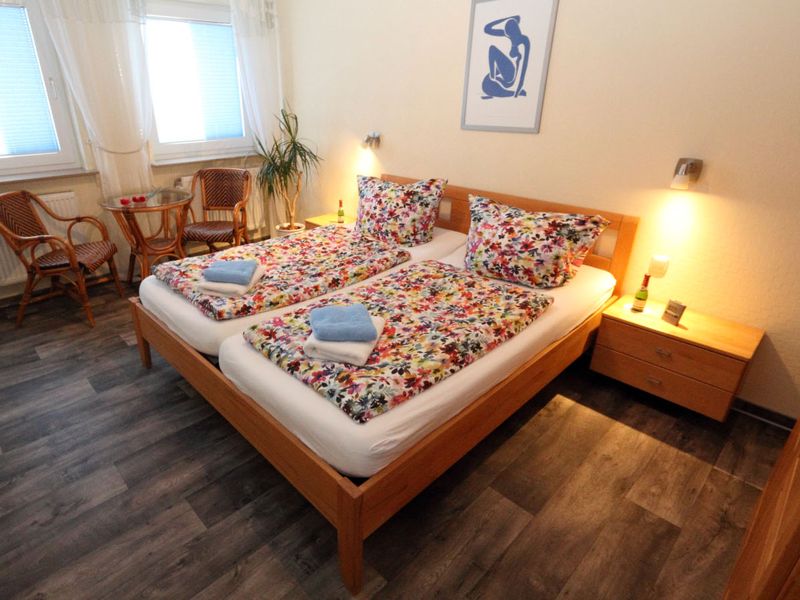/images/fewo-gross/schlafzimmer/SchlafzimmerA_0002.jpg