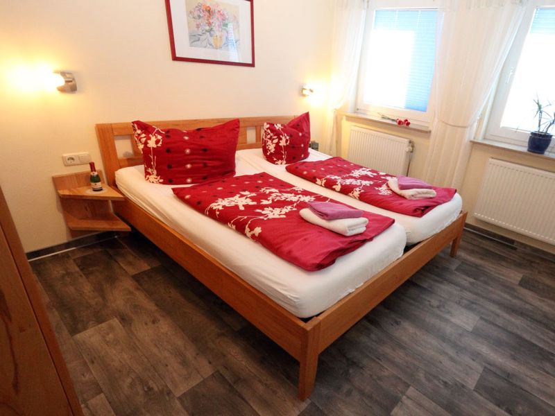 /images/fewo-gross/schlafzimmer/SchlafzimmerB_0002.jpg