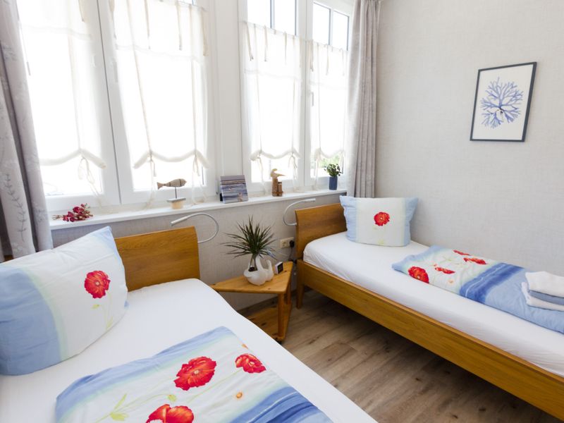 /images/fewo-mittel/schlafzimmer/Schlafzimmer_004_IMG_5272.jpg